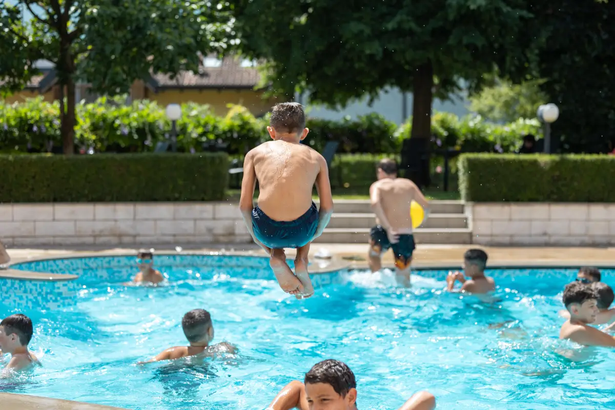 Ragazzo in piscina Ragazzo in piscina