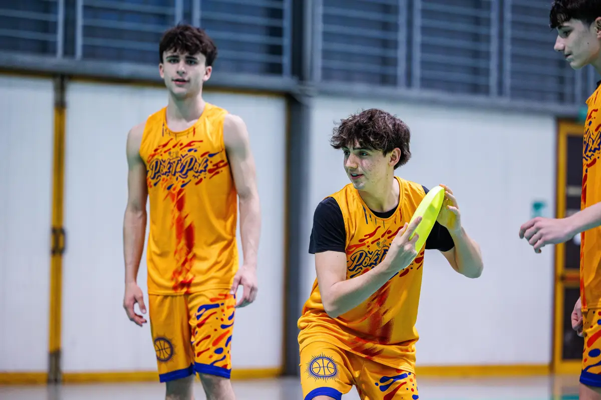 MiniSessione Levico Hoops Up-10 Frisbee colorati impilati in un prato